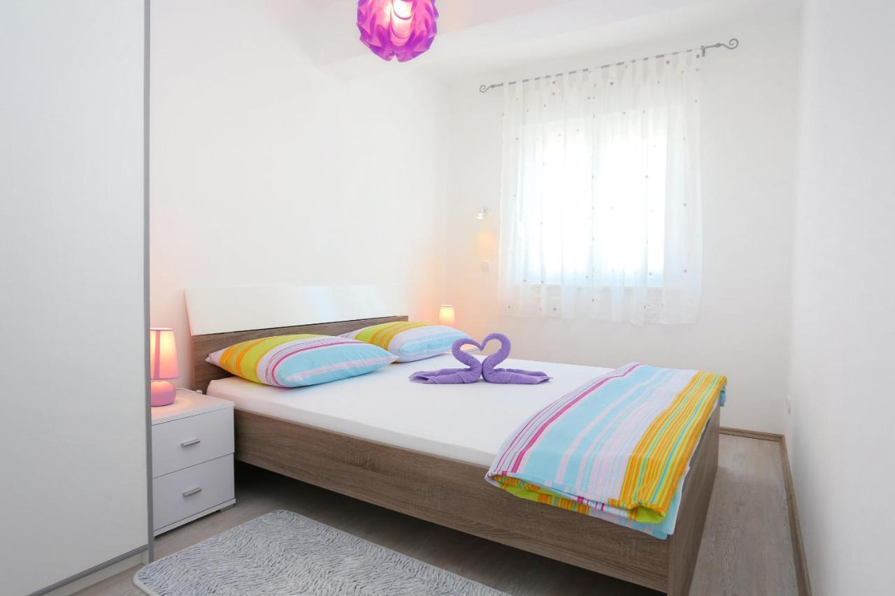 Apartments With A Parking Space Omis - 10362 Bagian luar foto