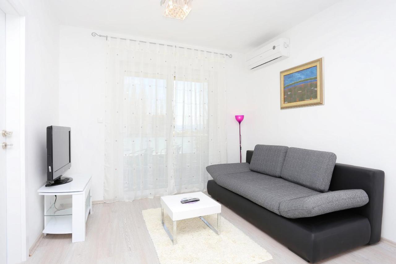 Apartments With A Parking Space Omis - 10362 Bagian luar foto